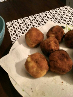 Una foto de Bombas de patata, huevo y atún con tomate frito
