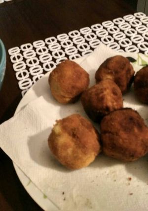 Una foto de Bombas de patata, huevo y atún con tomate frito