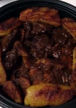 A picture of oxtails n drunk sweet plantains.