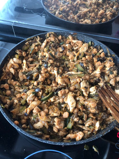 Una foto de Wok de verduras con pollo y soja texturizada