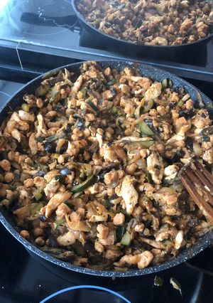 Una foto de Wok de verduras con pollo y soja texturizada