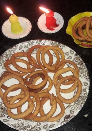 रिंग मुरुक्कू /कोदूबाले /रिंग चकली (Ring murukku /kodubale /ring chakli recipe in hindi) रेसिपी मुख्य फोटो