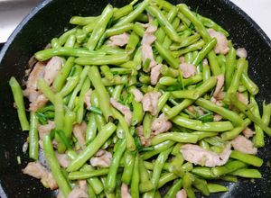 Hình của món Đậu co ve xào thịt heo nạc.