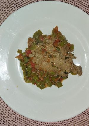 Una foto de Bistec de res con nopales a la mexicana 😋