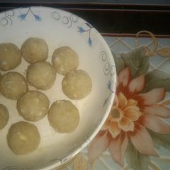 A picture of Coconut laddoo.