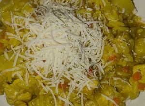 Una foto de Arroz amarillo con pollo