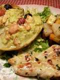 Patata asada, rellena de filetes de pollo al ajillo y perejil