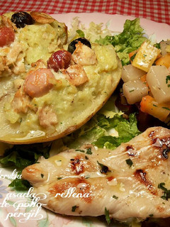 Una foto de Patata asada, rellena de filetes de pollo al ajillo y perejil