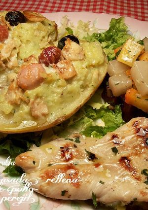 Una foto de Patata asada, rellena de filetes de pollo al ajillo y perejil
