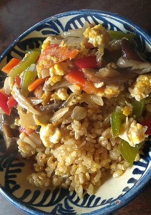 Una foto de Omu Rice (arroz frito con verduras y huevo)