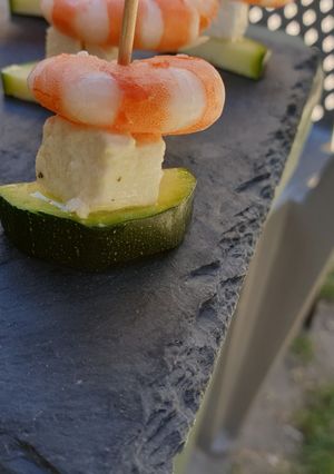 Une photo de Bouchée de courgette crue à la feta et crevette