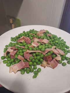 Una foto de Guisantes salteados con bacon