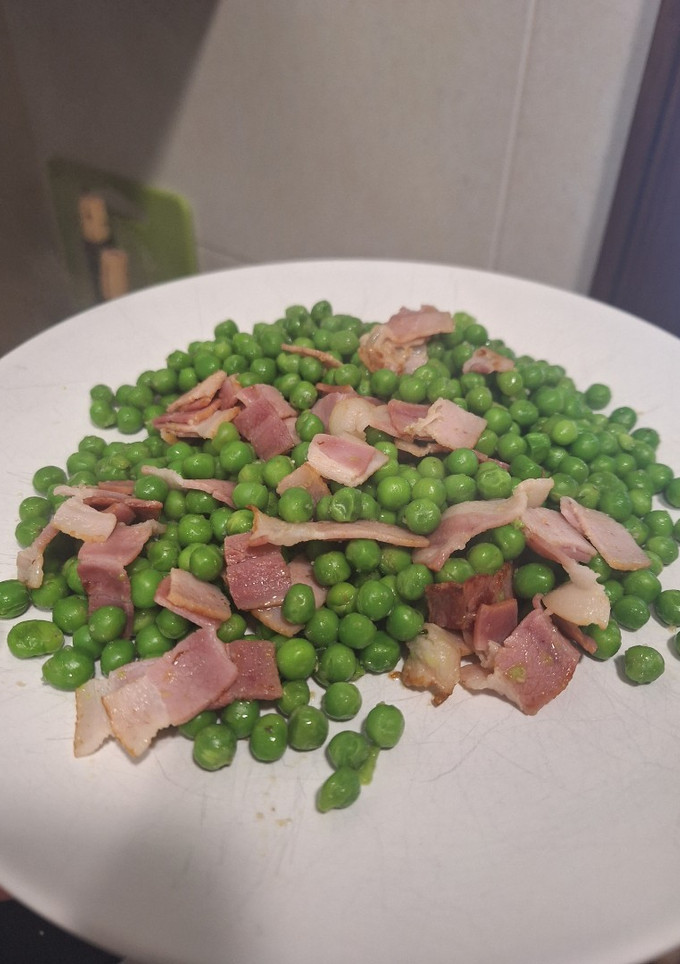 Una foto de Guisantes salteados con bacon