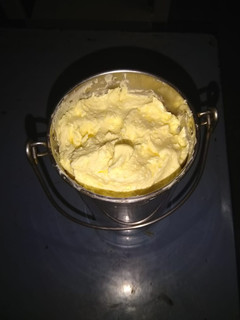 ஹோம் மேட் பட்டர் (Homemade butter recipe in tamil) செய்முறை முக்கிய புகைப்படம்