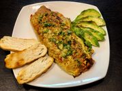Una foto de champiñón tomate omelette