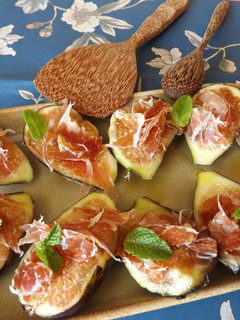 Una foto de Brevas con jamón ibérico y hierbabuena