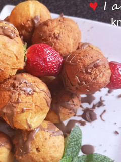 A picture of Doughnut stuffed with chocolate.