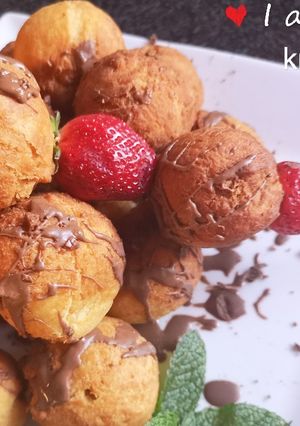 A picture of Doughnut stuffed with chocolate.