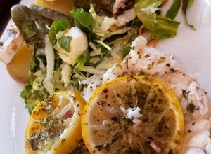 Una foto de Merluza austral con ensalada 🥰