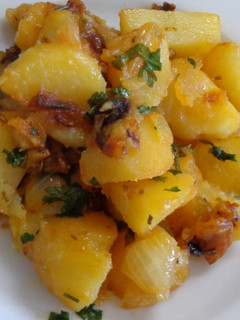Una foto de Papas guisadas con cebolla acaramelada