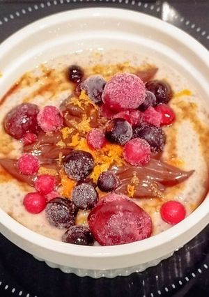Una foto de Pudding de plátano con chía y frutos rojos