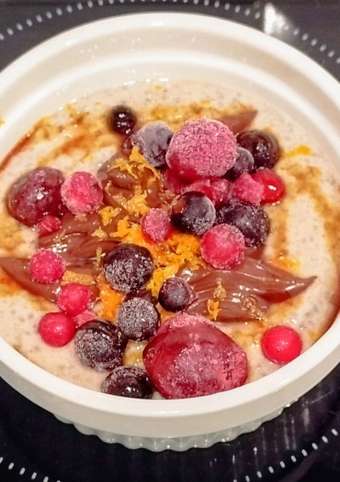 Una foto de Pudding de plátano con chía y frutos rojos