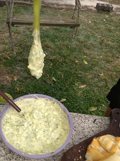 Una foto de Dip de cebolla de verdeo ahumada con salsa de ajo