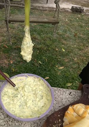 Una foto de Dip de cebolla de verdeo ahumada con salsa de ajo