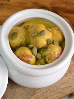 Una foto de Albóndigas con crema de calabaza