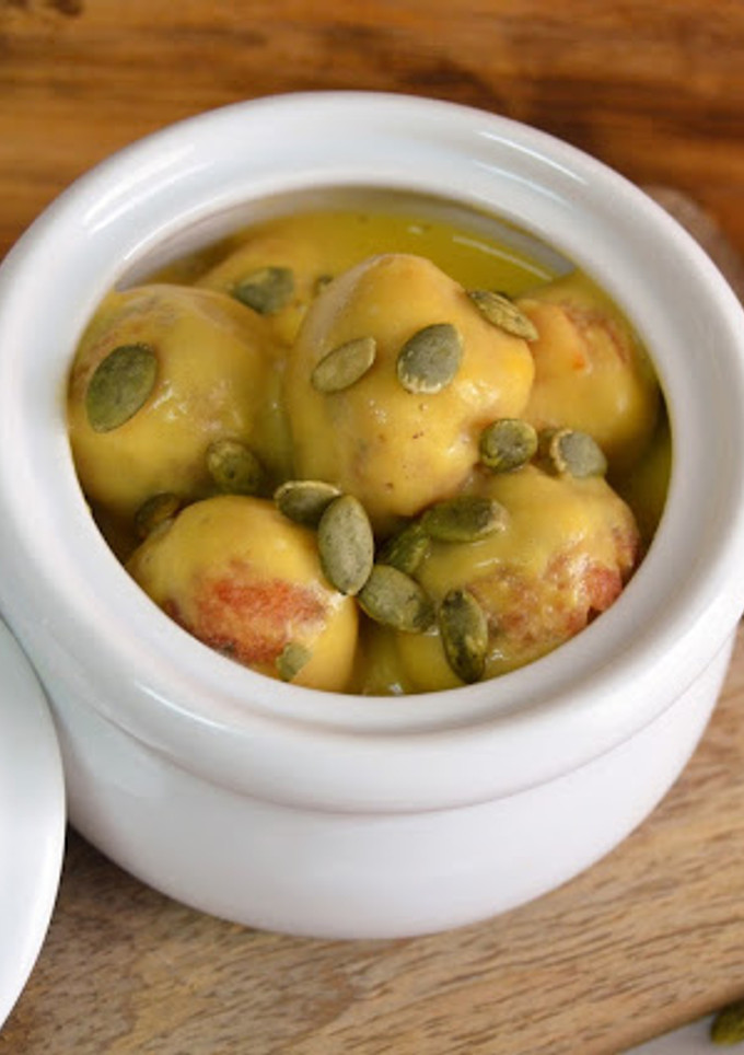 Una foto de Albóndigas con crema de calabaza