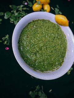 हरे धनिए की चटनी(Hare dhaniya ki chutney recipe in Hindi) रेसिपी मुख्य फोटो