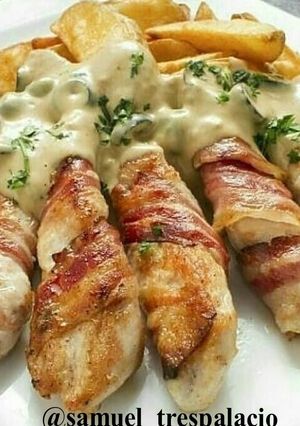 Una foto de Palitos de Pollo Con Tocineta y Queso Azul