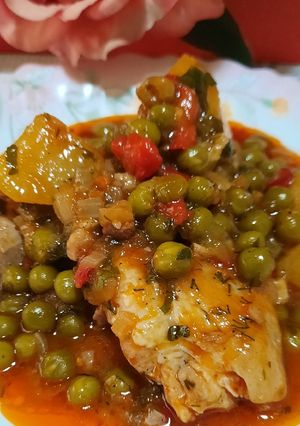 O poză a rețetei Tocăniță cu mazăre și carne de pui.