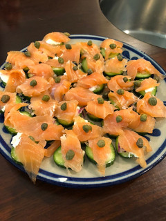 Una foto de Tapas de pepino con salmón ahumado