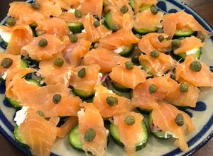 Una foto de Tapas de pepino con salmón ahumado
