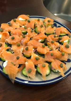 Una foto de Tapas de pepino con salmón ahumado