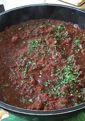 Une photo de Dahl de lentilles jaunes aux carottes violettes, tomates et courgette