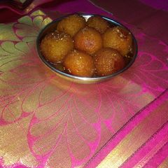 A picture of Gulab jamun.