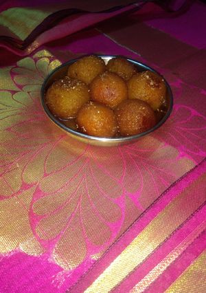 A picture of Gulab jamun.