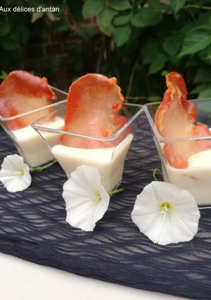 Une photo de Verrine crème de parmesan chips de bacon
