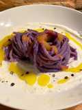 Spaghettoni al cavolo viola e acciughe su crema di burrata e mango