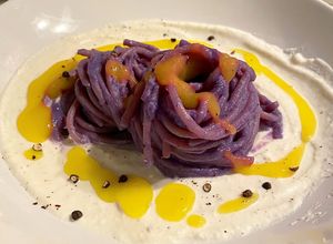 Foto di Spaghettoni al cavolo viola e acciughe su crema di burrata e mango
