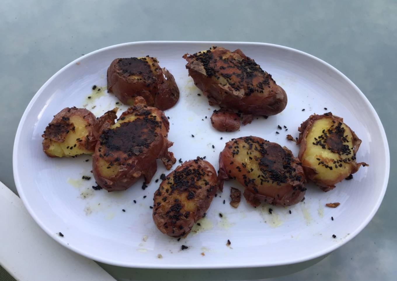 Pommes de terre fracassées aux graines de nigelle et ail (à la plancha)