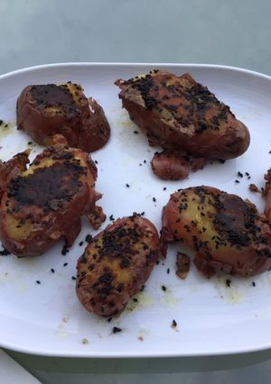 Une photo de Pommes de terre fracassées aux graines de nigelle et ail (à la plancha)