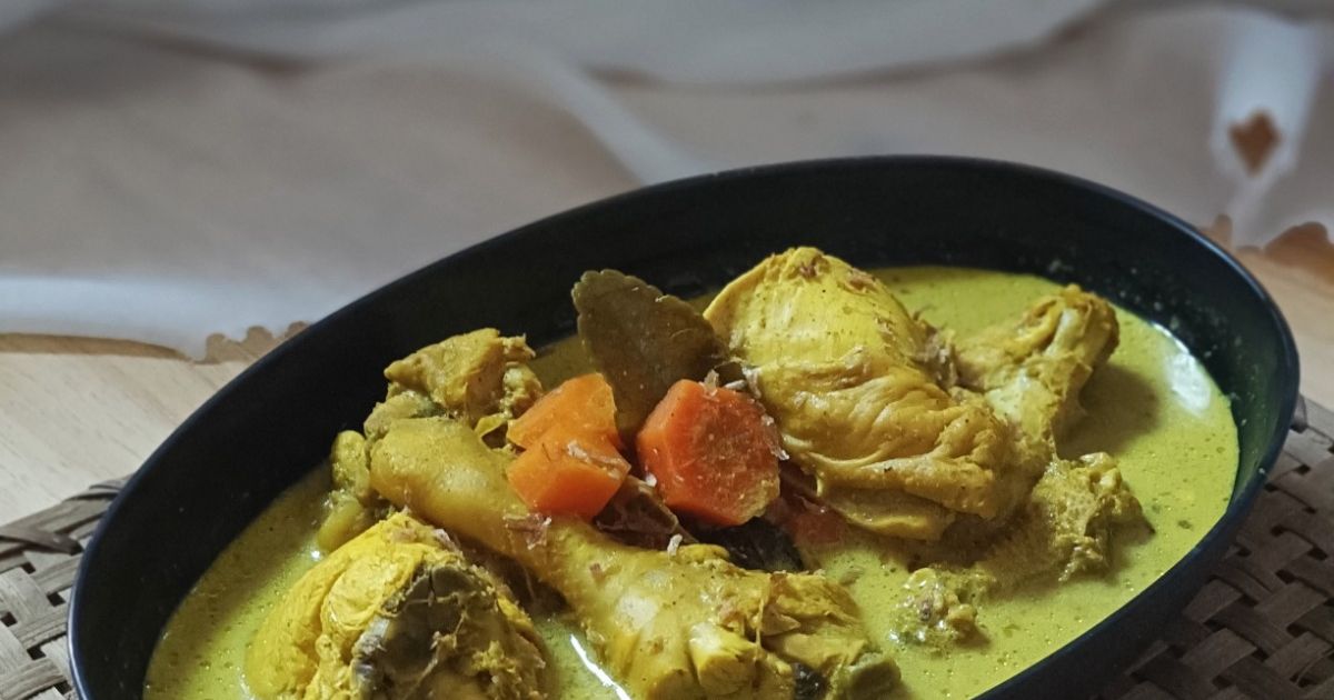 Opor Ayam bumbu Kuning