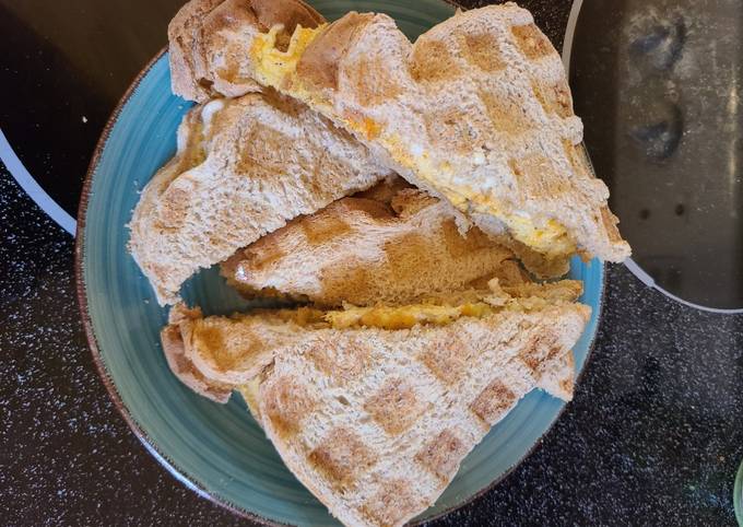 Waffle iron egg sandwich ðŸ’£