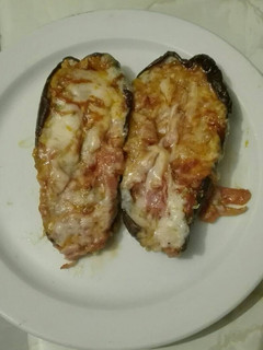 Una foto de Berenjena rellenas picantes de jamón york beicon y atún en el microondas