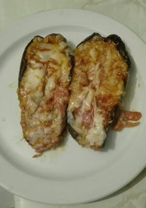 Foto principal de Berenjena rellenas picantes de jamón york beicon y atún en el microondas