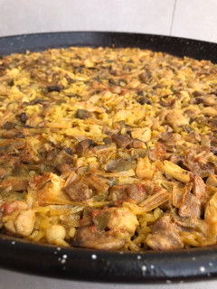 Una foto de Paella de verduras y setas