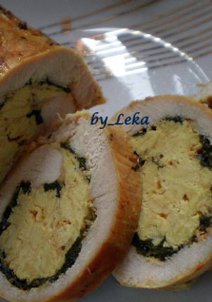 Фото Рулет из индейки с яйцом и шпинатом.